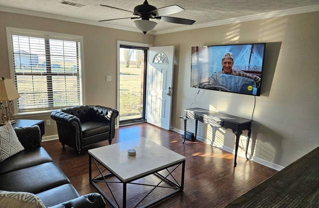 The Delta House - CHARMING 3 BED. HOUSE W/DECK & GRILL, VERY CLEAN!