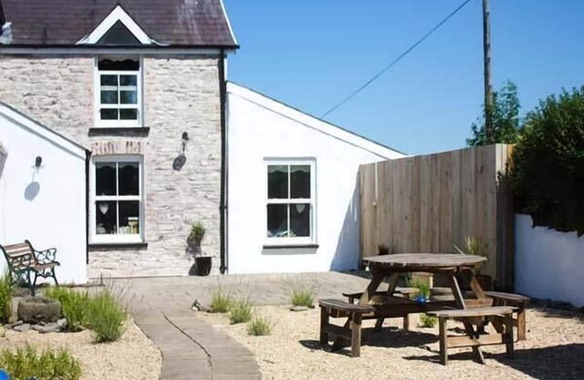 THE DEN, pet friendly, character holiday cottage in Llansteffan