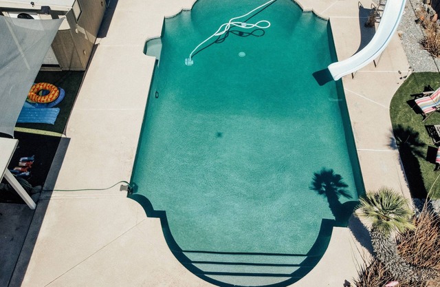 The Desert Sunset: 4 BDR, 5 Beds, Large private pool, Fast Wifi