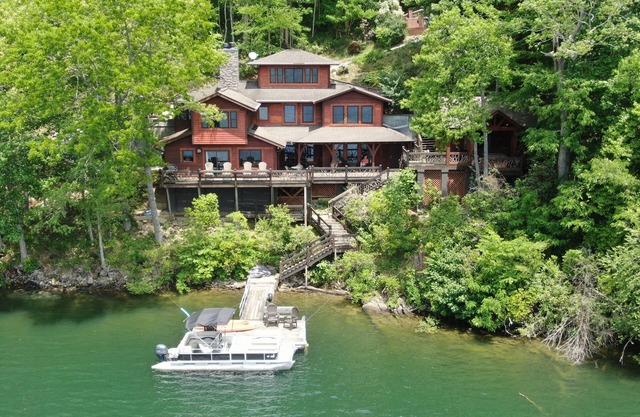 'The Dock House' a Nantahala Lake Front Home nSummer 2025 dates still available!