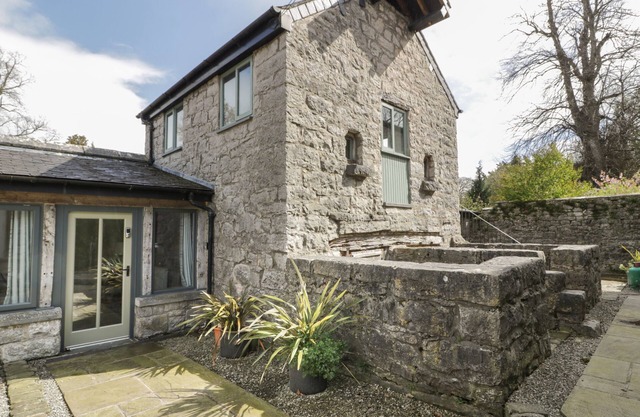THE DOVECOTE, pet friendly, character holiday cottage in Llanrhaeadr