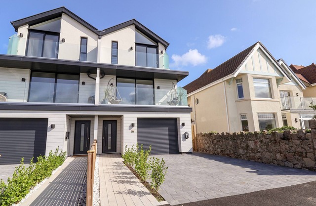 THE DUNES, pet friendly, luxury holiday cottage in Llandudno