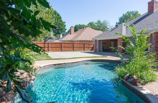 The Eastwood Cottage - Private Swimming Pool, Basketball Hoop, Ping Pong Table, & Private Entry Gate