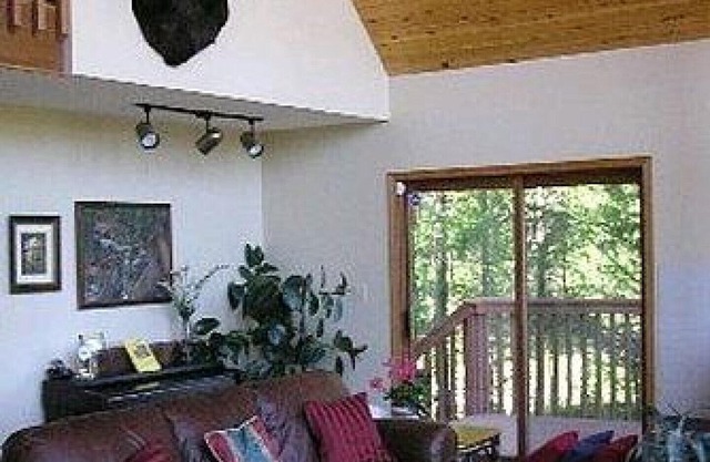 The End Of The Road B&B - Cranbrook, British Columbia - Breakfast included - Queen Room with Forest View (Unit 2)
