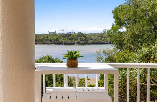 THE ENTRANCE UNIT 5 - Relax on a sunlit balcony overlooking Currimundi Lake, with birds singing in t