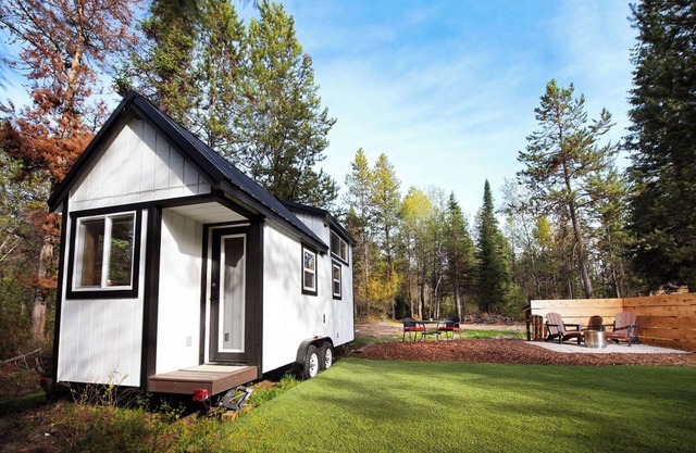 The Evergreen Escape – A Stylish Tiny Haus Tucked in the Trees