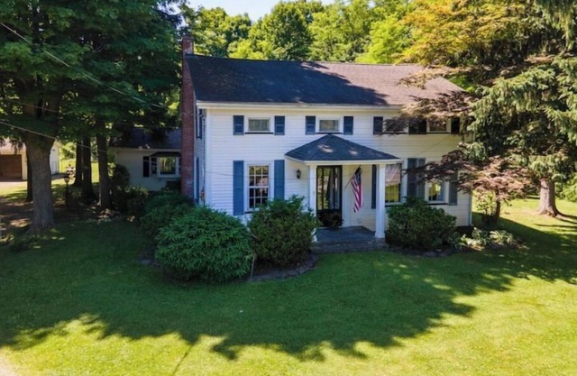 The Farmhaus - rustic 1800s homestead sleeps 12