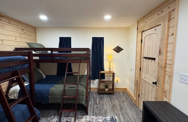 The Fireball is a charming 2-bedroom bungalow in Northfork with WiFi, AC