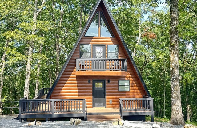 The Fox Hill Cabin: Where Country Charm Meets Town Convenience!