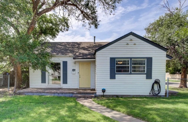 The Fox is a cheerful home near Texas Tech University and Downtown