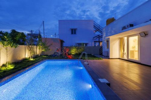 The Garden Retreat by StayJade- Pool- 2BHK- Lawn