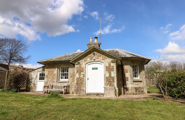 THE GATE HOUSE, pet friendly, character holiday cottage in Wroxall