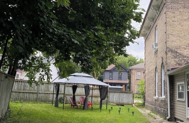 The Georgian; 4 bedroom home, 5 minutes from Highway 403, open to longterm stays