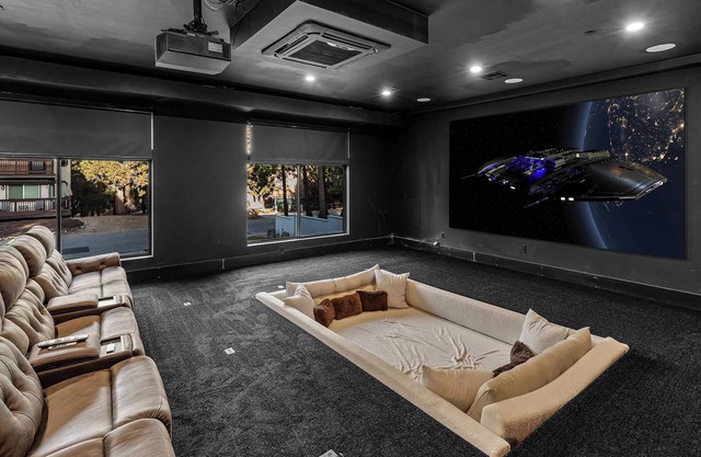 The Getaway Club: Exclusive & Luxurious 7 Bed 7 Bath Retreat! Hot Tub! Pool Table! Shuffleboard! Air Hockey! Ping Pong! High Tech Theater w/Theater Seating + Lounge Pit! Master Suite w/Projection Screen!