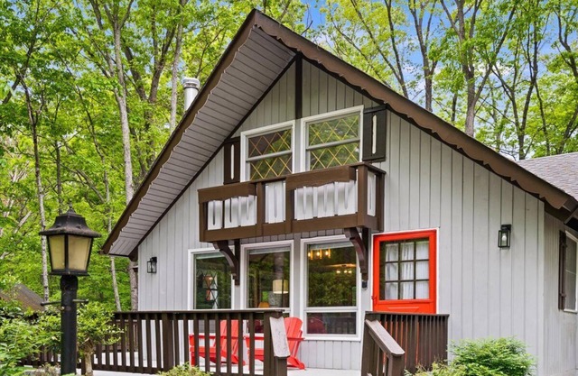 The Gingerbread House: 4BR cottage w/modern amenities, sunroom/deck, sleeps 12