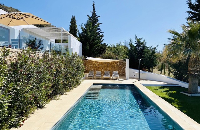 The Glass House - An elegant, minimalist villa and pool with beautiful views.