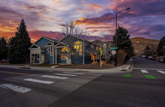 The Golden Townhouse. Walk to downtown and trails. Pets Welcome
