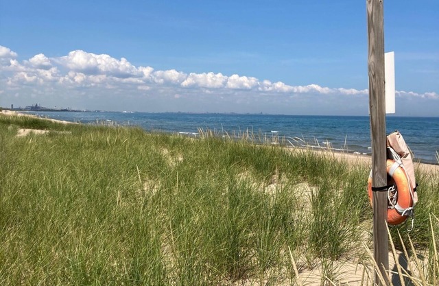 The Goldfinch Cottage Mid-Century 3-bd retreat in lakeside Miller Beach WiFi, AC
