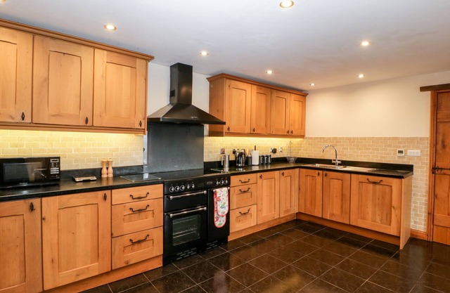 THE GRANARY, family friendly, character holiday cottage in Chepstow