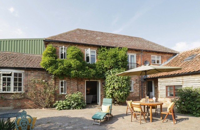 THE GRANARY, family friendly, with a garden in Roxhill Manor Farm
