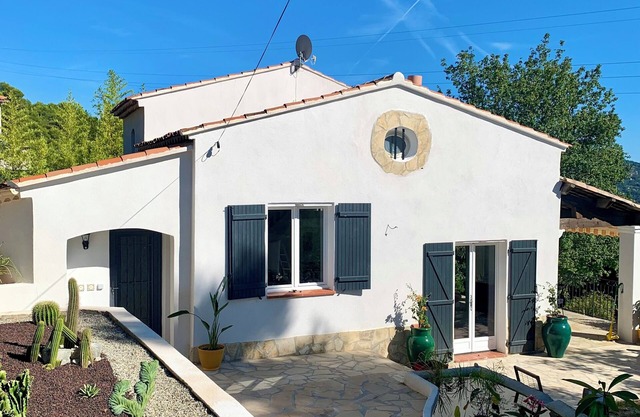 The green oasis: breathtaking views, pool, privacy