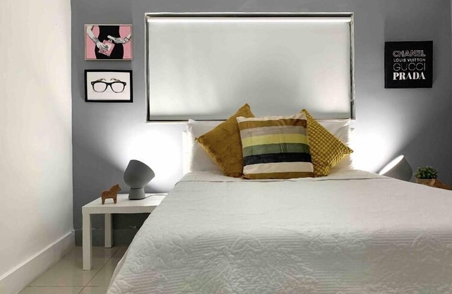 THE GROVE 1 10 MIN FROM THE BEACH. In the heart of Coconut Grove. CocoWalk