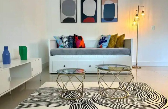 The Grove 8 10 min from Beach. In the heart of Coconut Grove and CocoWalk