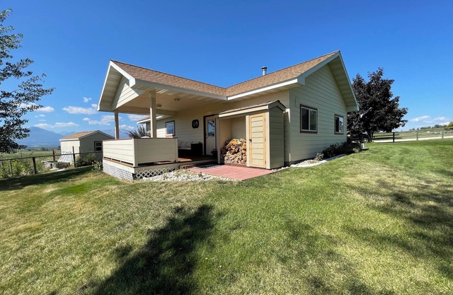 The Guesthouse - on 3.5 acres in Corvallis, MT