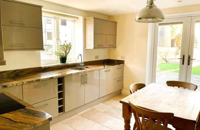 The Hatchery - Two Bedroom House, Sleeps 5