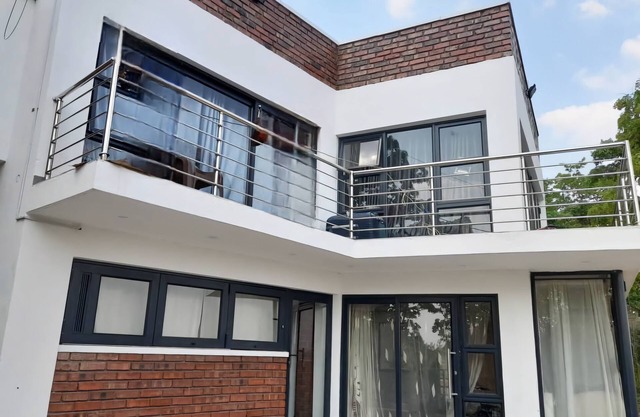 The Hayhill Treetop Escape Apartment offers scenic views overlooking Harare.