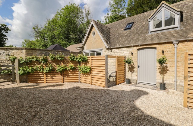 THE HAYLOFT, family friendly, with hot tub in Sherston