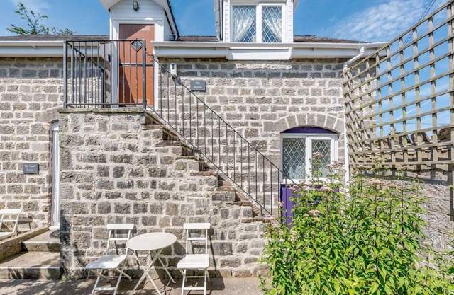 THE HAYLOFT, pet friendly, with pool in St Florence