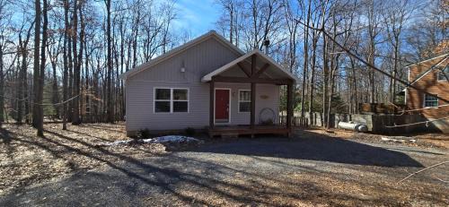 The Hideaway House- 3 bedroom with Hot Tub, Fenced Yard, Lake Access