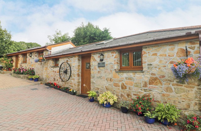 THE HIDEAWAY, pet friendly, character holiday cottage in St Austell