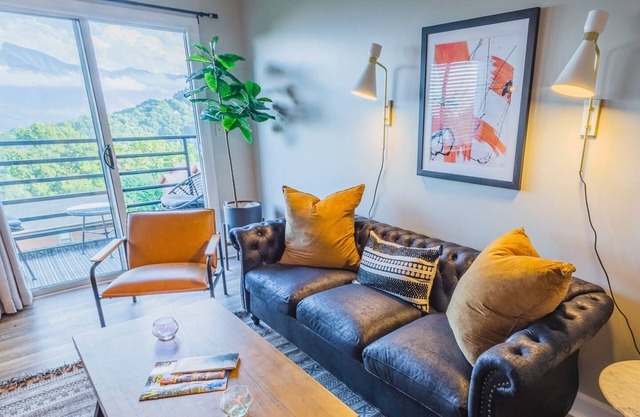The Higher the Hair - 2BR Condo for 4 facing Park, Wifi