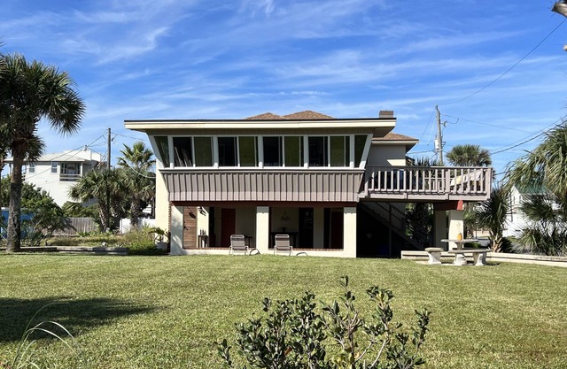 The Historical Shrimper's, Large Family, Oceanside Beach House w/Lawn