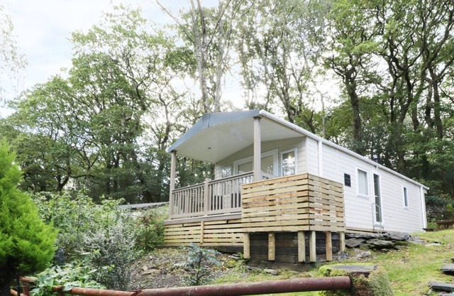 THE HOLLIES, pet friendly, with a garden in Prenteg