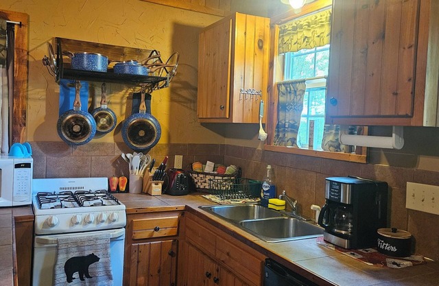 The Honey Hut next to Big South Fork NRRA with AC, wifi, and horse stalls.
