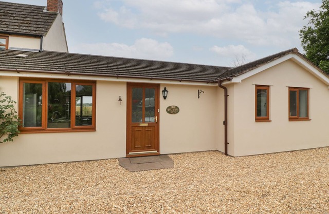 THE HONEY POT, romantic, with hot tub in Chepstow
