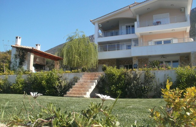 The house is situated on the beach and it is only 1 minute walk .