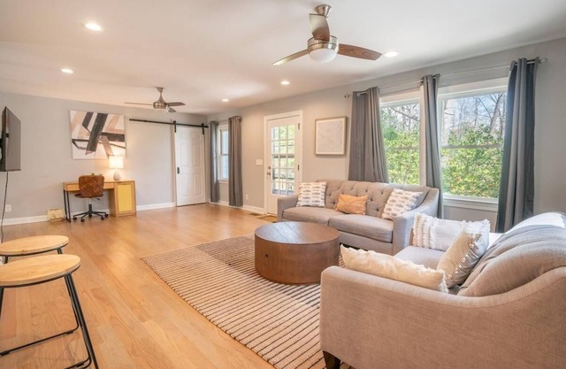 The Hume Estate. Modern 4br Home + Lovely Yard!