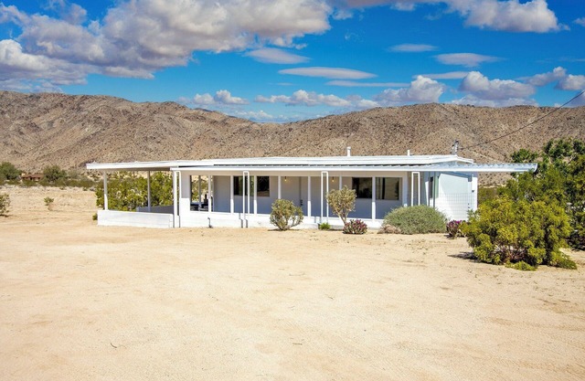 The Joshua Tree Whitmore House + Hot Tub