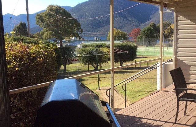 "The Kabahna". Free Wi Fi, Wood fire, wood supplied. A/C all rooms, D/W.