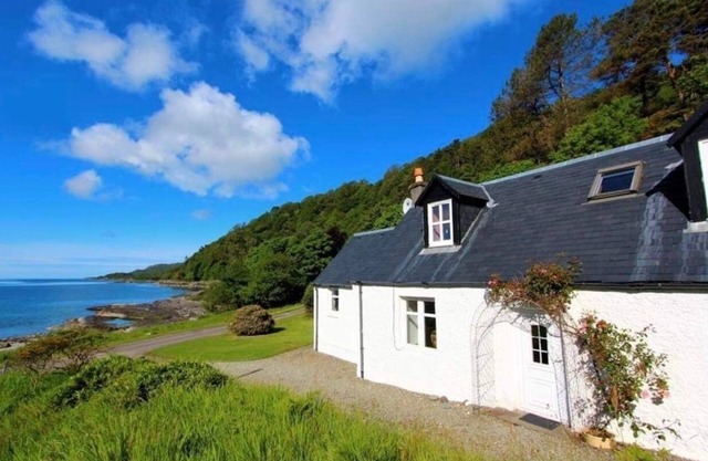The Kennels, 3 Bedroom Cottage, Sleeps 6 with it's own bay and loch access