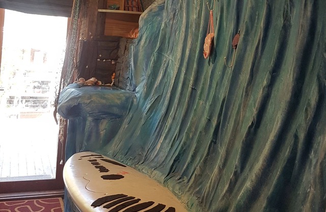 The kids play in the Fun house, you relax. Only 4min drive to mccrae lighthouse!