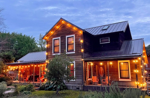 The Knotty Oak - Homestead - House #1 of 3 - Walk to wineries/dinner/Lemons Mkt!