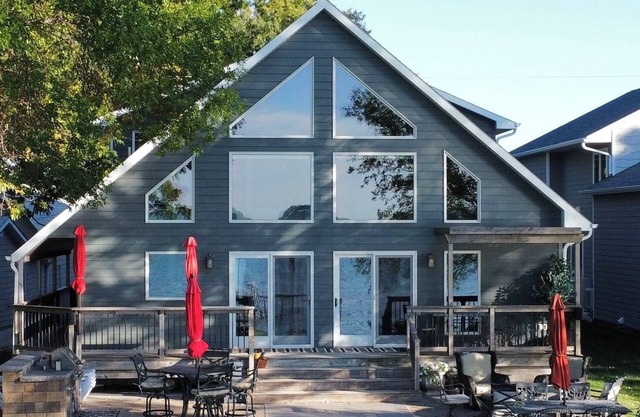 The Lakehouse at Johnson Lake – Your Perfect Getaway!