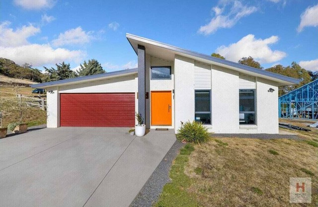 The Lakehouse - On the shores of Lake Jindabyne in the Snowy Mountainsnn