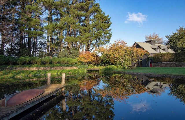 The Lakeside Barn - Design Masterpiece with Views!