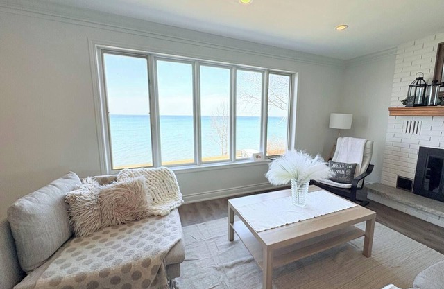 The Lakeside Retreat on Lake Ontario, Wineries & best of Niagara experiences!